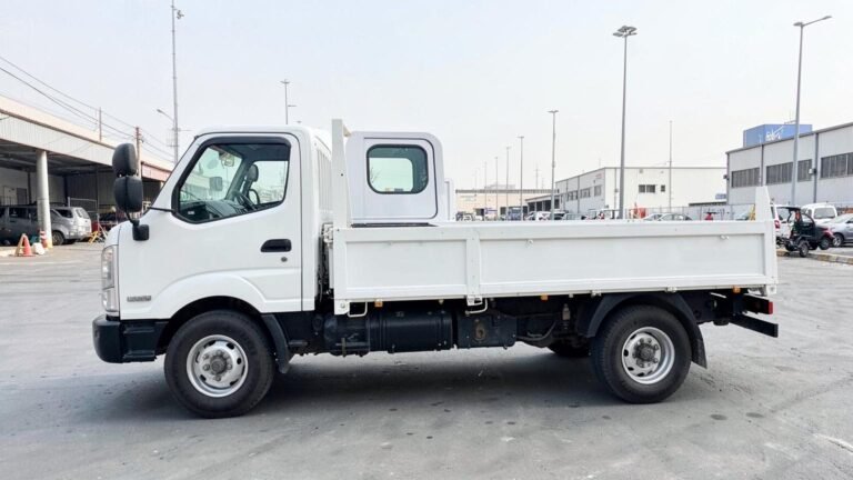 3-tonne drop-side pickup side profile, showing the full length of the open drop-side bed