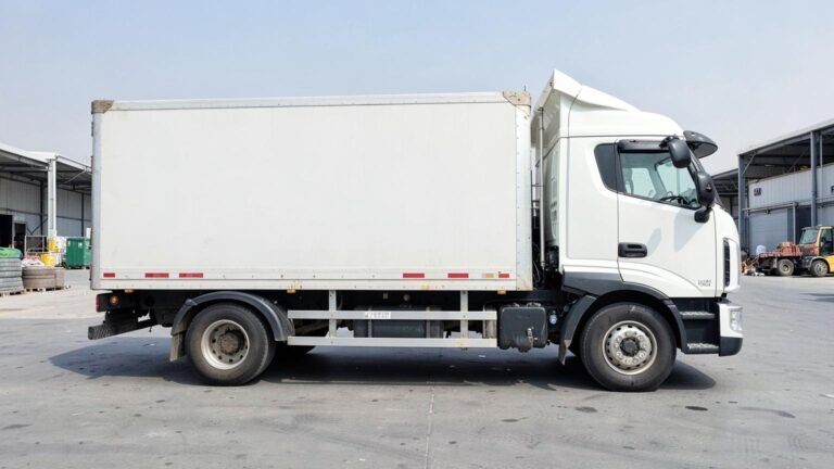 10-tonne box truck side profile, showing the full length of the box body